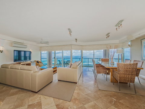 AA Oceana On Broadbeach - Taree Accommodation 12