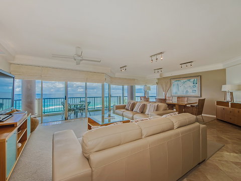 AA Oceana On Broadbeach - Taree Accommodation 14