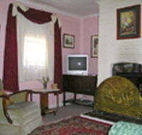 Hollyhock Cottage - Taree Accommodation