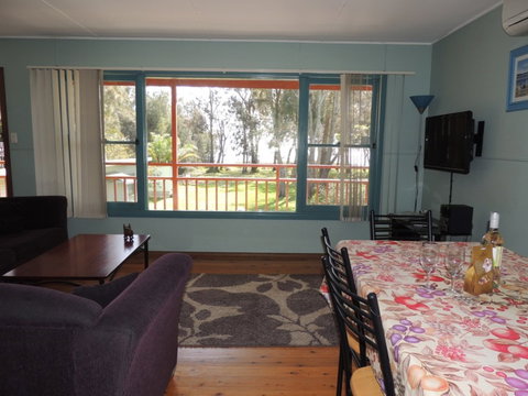 A Paradise Bungalow Waterfront - Taree Accommodation 3