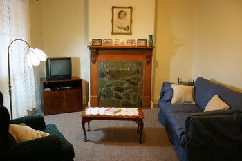 A Settler's Cottage - Taree Accommodation 2