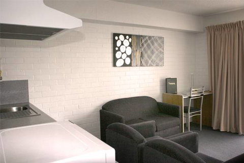 Adina Place Motel Apartments - Taree Accommodation 2