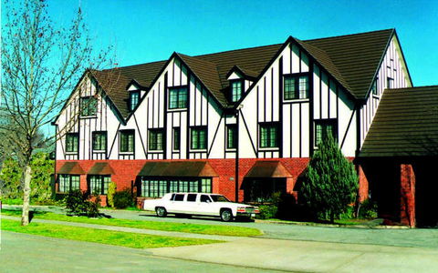 Albury Manor House - Taree Accommodation 0