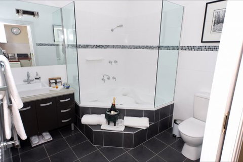 Mirkwood Forest Self-Contained Spa Cottages - Taree Accommodation 9