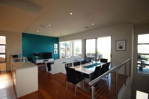 LJ Hooker Goolwa Holiday Rentals - 42 Underwood Avenue, Goolwa Beach - Taree Accommodation 2