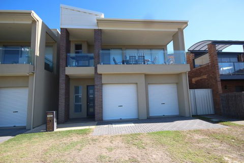 LJ Hooker Goolwa Holiday Rentals - 42 Underwood Avenue, Goolwa Beach - Taree Accommodation 3
