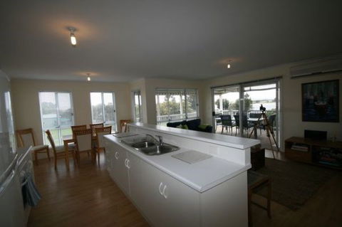 LJ Hooker Goolwa Holiday Rentals - 42 Underwood Avenue, Goolwa Beach - Taree Accommodation 5