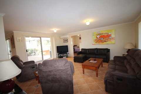 LJ Hooker Goolwa Holiday Rentals - 12 Willmett Road, Goolwa Beach - Taree Accommodation 0