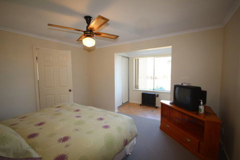 LJ Hooker Goolwa Holiday Rentals - 12 Willmett Road, Goolwa Beach - Taree Accommodation 2