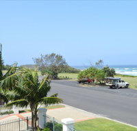Breakers 1 / 5 at Yamba