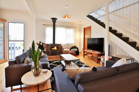 Hudson Bay At Basin View - Taree Accommodation 0