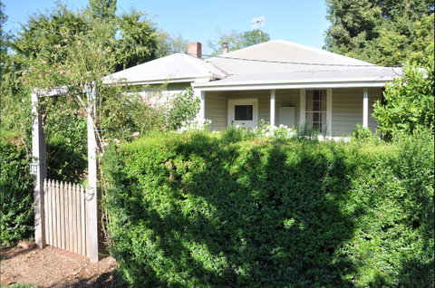 Honeysuckle Cottage - Taree Accommodation 2