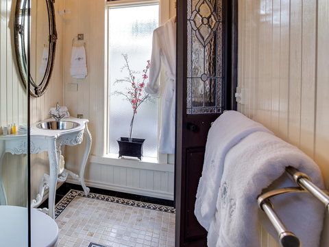 Silverleaf Cottage - Taree Accommodation 2