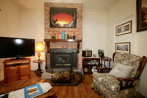 Tenterfield Luxury Historic Cottage - Taree Accommodation 2