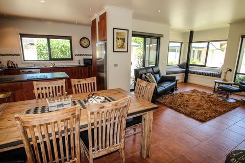 Avignon In Bright - Taree Accommodation 1