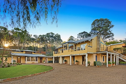 I Villini Estate - Taree Accommodation 0