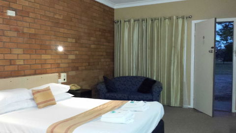 AA Hilldrop Motor Inn - Taree Accommodation 0