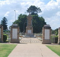 Warwick War Memorial and Gates - Taree Accommodation