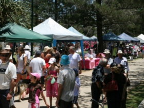 Burleigh Art And Craft Markets - Taree Accommodation 3
