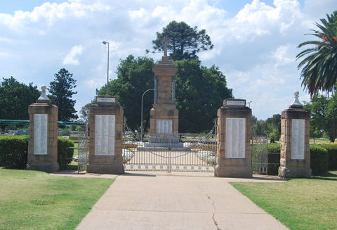 Warwick War Memorial And Gates - Taree Accommodation 0
