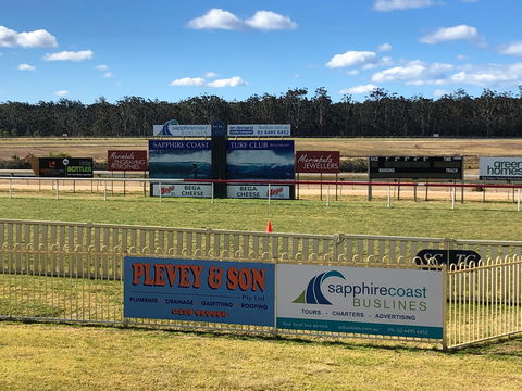 Tathra Cup Hawaiian Themed Fashions On The Field - Taree Accommodation 0