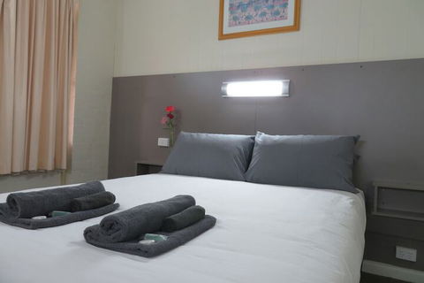 Bishops Lodge Narrandera - Taree Accommodation 7