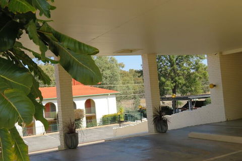 Bishops Lodge Narrandera - Taree Accommodation 1