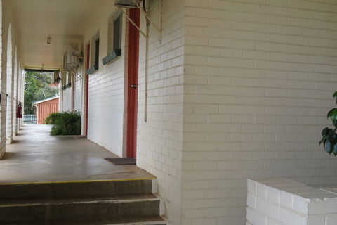 Bishops Lodge Narrandera - Taree Accommodation 2