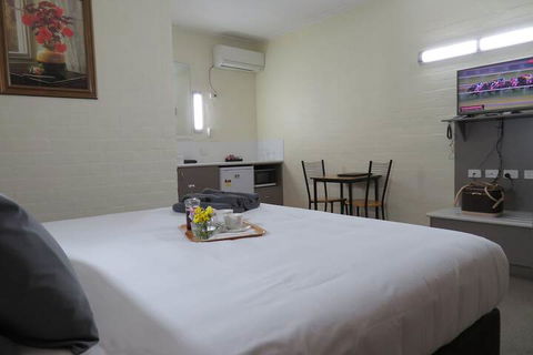 Bishops Lodge Narrandera - Taree Accommodation 6