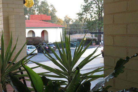 Bishops Lodge Narrandera - Taree Accommodation 3