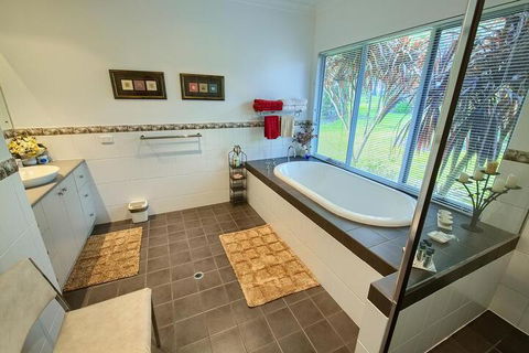 Glenelg On King Bed & Breakfast - Taree Accommodation 1