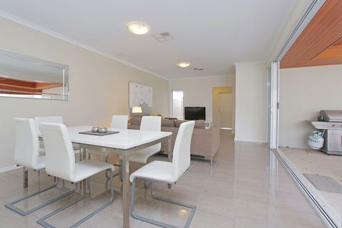 Anastasia Villa - Taree Accommodation 2