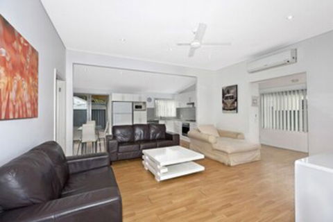 Oakland Cottage - Taree Accommodation 0