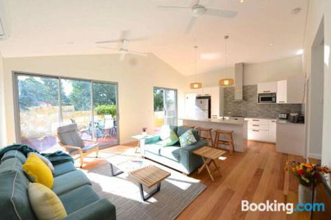 Sunny Blinco Street House - Taree Accommodation 0