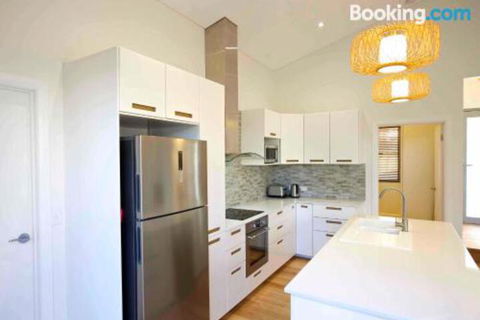 Sunny Blinco Street House - Taree Accommodation 2