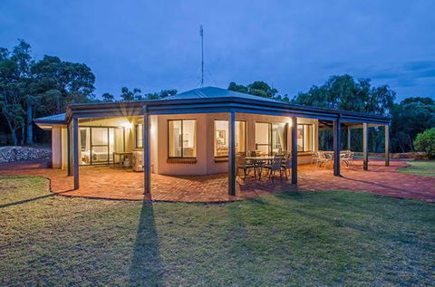 Yallingup Pet Friendly Bush Retreat - Taree Accommodation 6