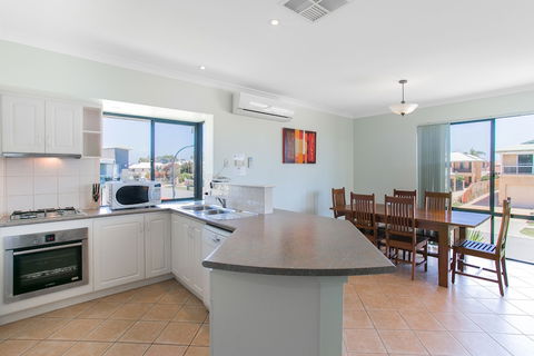 Seahaven Villas By Rockingham Apartments - Taree Accommodation 3