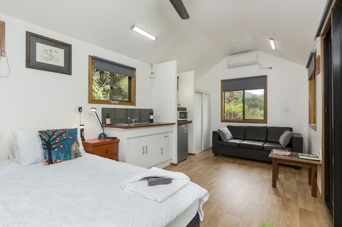 Mena Creek Flower House - Taree Accommodation 5