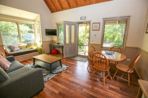 Alpine Arnica Cottage 2 - Taree Accommodation 4