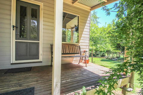 Alpine Arnica Cottage 2 - Taree Accommodation 1