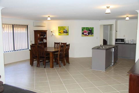 Byford House On The Scarp - Taree Accommodation 6