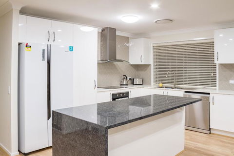 Brand New Executive Living - Taree Accommodation 4