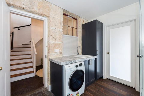 Iconic Fremantle Terrace - Taree Accommodation 6