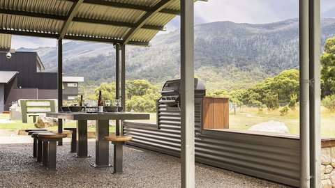 Kickenback Chalet - Contemporary Chalet In The Heart Of Crackenback - Taree Accommodation 1