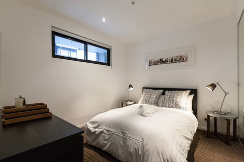 ZACH, 1BDR St.Kilda Apartment - Taree Accommodation 2