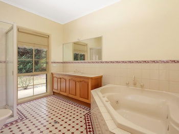 Alpine Mist - Spacious 5 Bedroom Home - Taree Accommodation 5