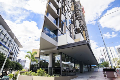 Arise Brisbane One - Taree Accommodation 1