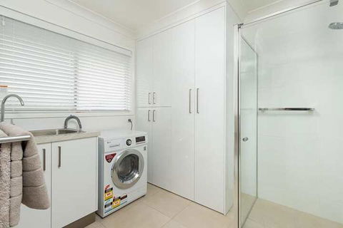 Living In Luxury Central & Sophisticated - Taree Accommodation 5