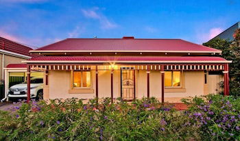Adelaide 4 Bedroom House With Pool - Taree Accommodation 0