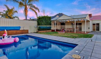 Adelaide 4 Bedroom House With Pool - Taree Accommodation 2
